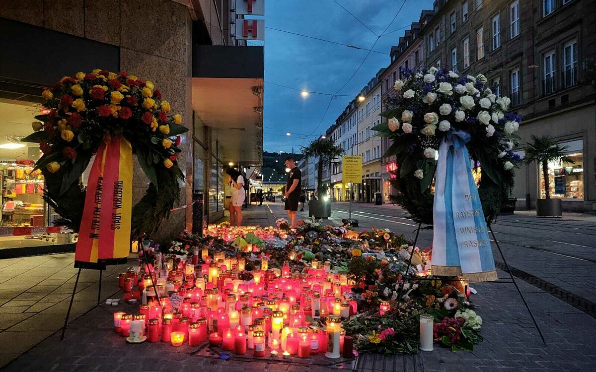 Zahlreiche Kerzen leuchten in der Dämmerung am Barbarossaplatz Zahlreiche Kerzen leuchten in der Dämmerung am Barbarossaplatz